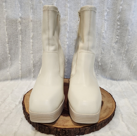 Arula cream chunky heel boots size 8W - Picture 2 of 6